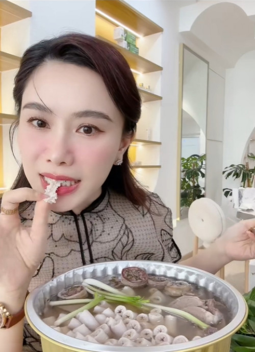 Clip MC Anh Thơ ăn lồng se điệu