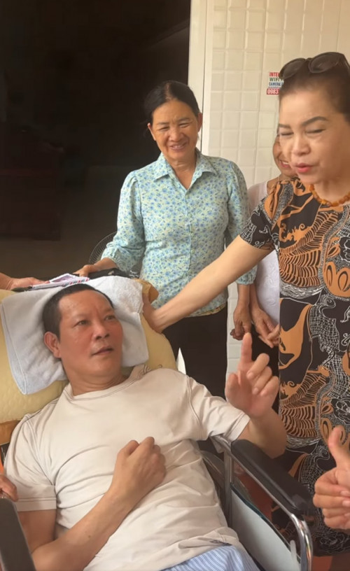 Diễn viên Thái Hòa đột quỵ: Năm một chỗ suốt nửa năm, sống nương nhờ vì không có tiền chữa trị.