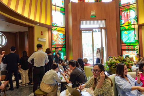 Starbucks Bầu Điện Hà Nội với không gian sang trọng