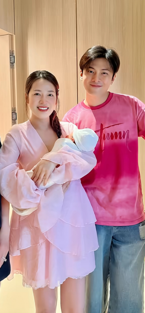 Puka lộ diện giản dị bên chồng và con gái sau khi 'vượt cạn'