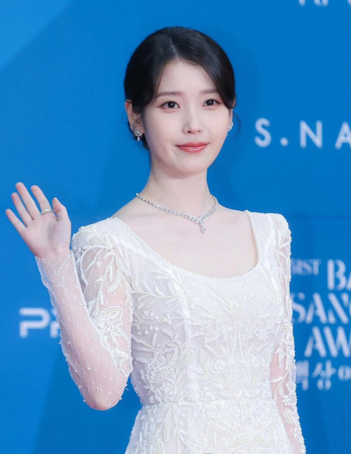 IU