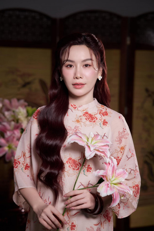 MC Anh Thơ trong chương trình Gõ cửa thăm nhà