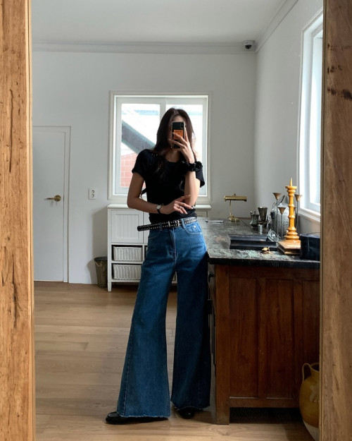 Áo thun phối cùng quần jeans- Ảnh 4.