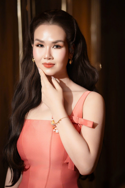Võ Hạ Trâm và Nguyễn Duyên Quỳnh trong tiết mục.