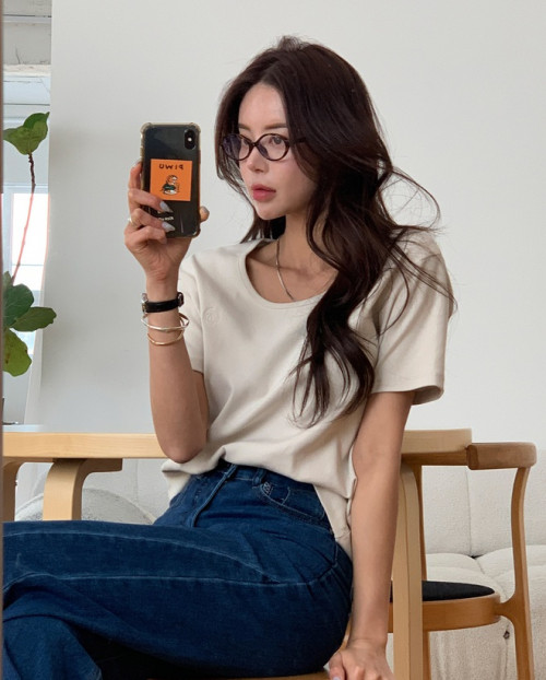 Áo thun phối cùng quần jeans- Ảnh 3.