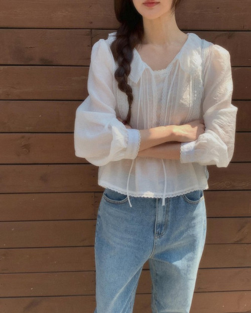 Áo blouse phối cùng quần jeans- Ảnh 1.