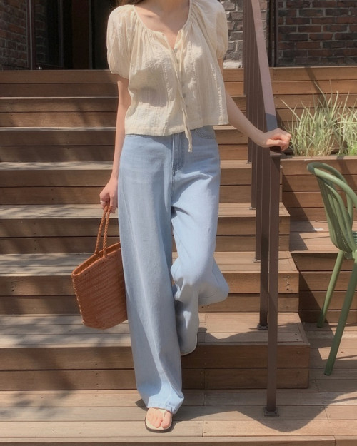 Áo blouse phối cùng quần jeans- Ảnh 2.
