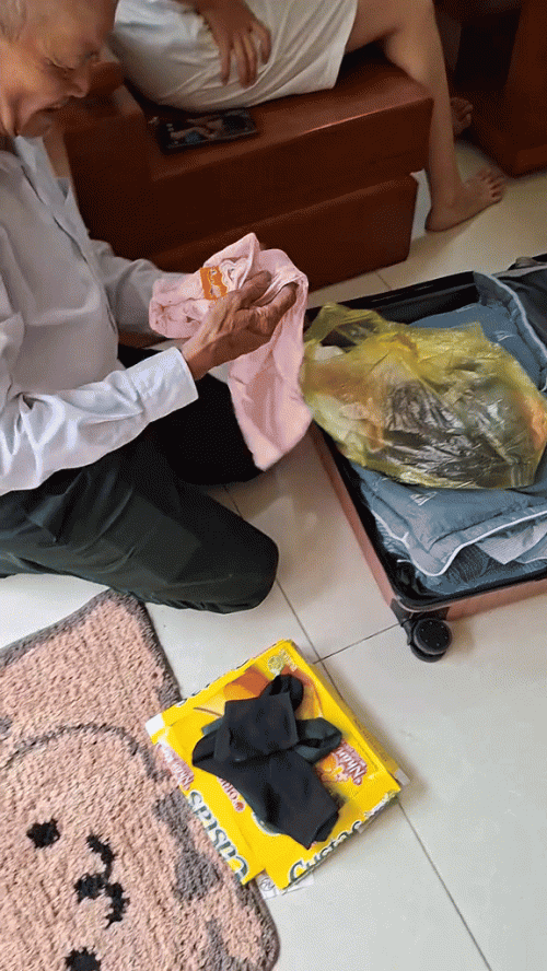 Quần áo trong vali