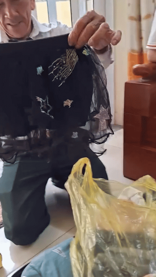 Quần áo trong vali