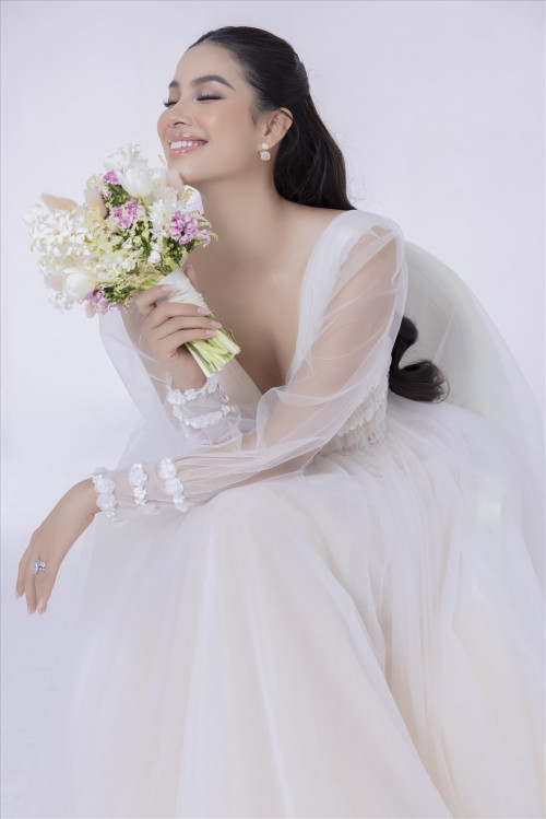 Phạm Hương gần đây