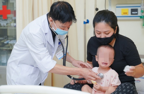 Bác sĩ khám cho bệnh nhi