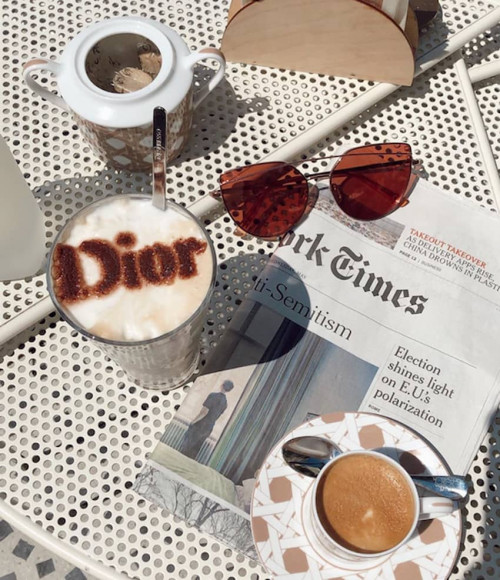 Cà phê với logo Dior
