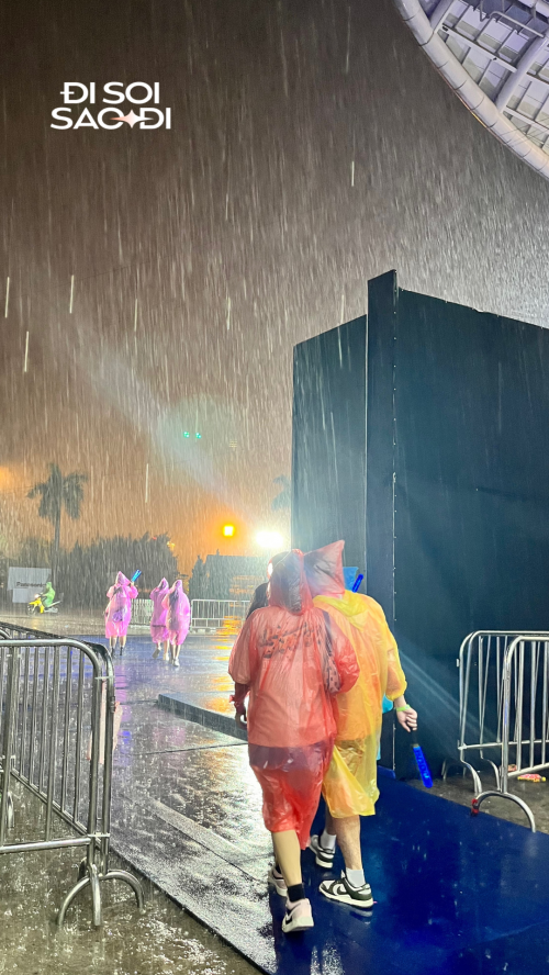 Nhiều người phải trú mưa tạm dưới mái vòm ở lối đi vào concert