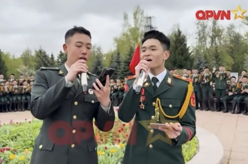 Màn giao lưu của các chiến sĩ Việt Nam.