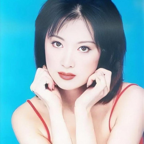 Kim Xảo Xảo bên gia đình.