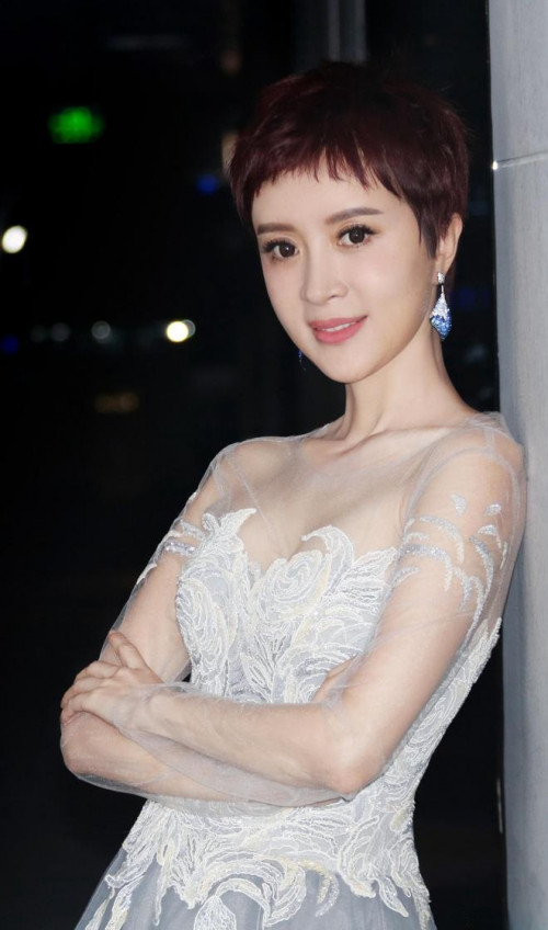 Kim Xảo Xảo trong sự kiện gần đây.