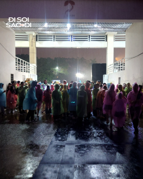 Cảnh concert trong mưa