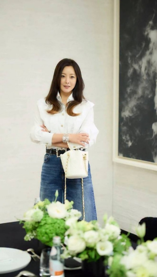 Kim Hee Sun trong bộ trang phục thanh lịch