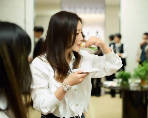 Kim Hee Sun gây ấn tượng với nhan sắc xinh đẹp