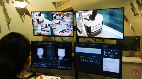 Phòng điều khiển của hệ thống CyberKnife S7