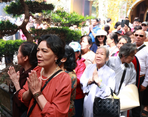 Không khí trang nghiêm tại chùa Quán Sứ.