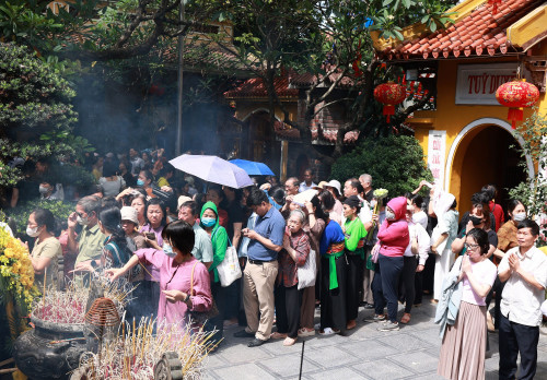 Người dân xếp hàng vào chính điện chùa Quán Sứ.