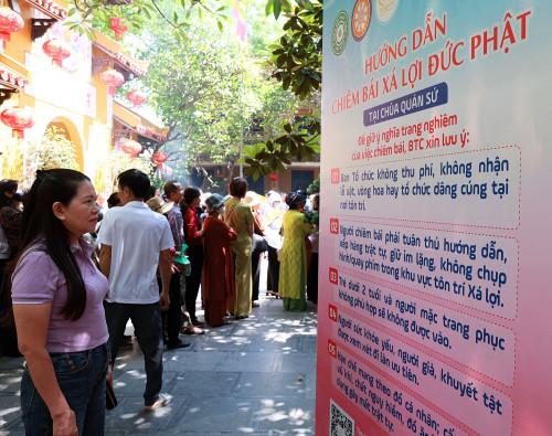 Người dân thực hiện nghi lễ "tắm Phật".