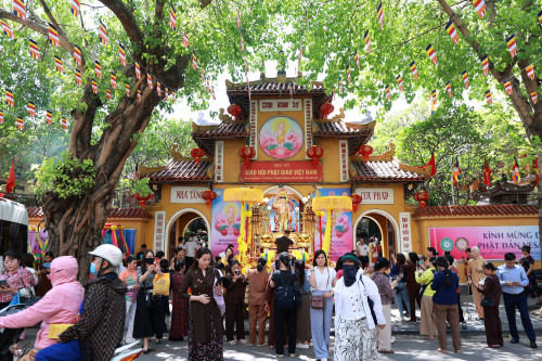 Người dân tham dự Đại lễ Phật đản tại chùa Quán Sứ.