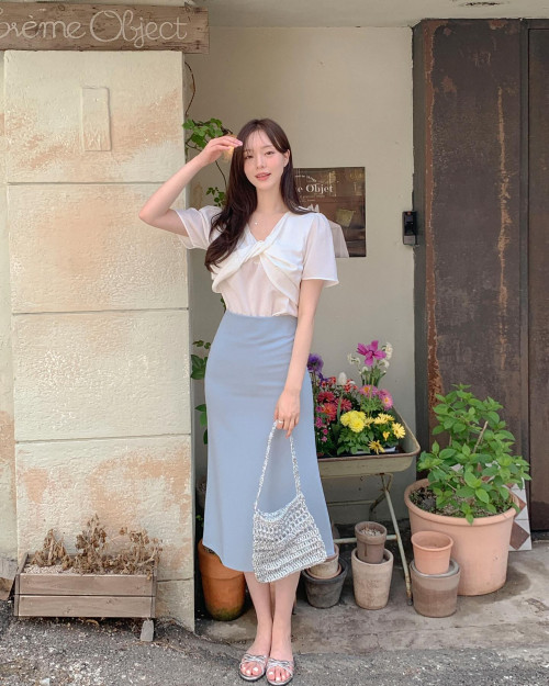 Áo blouse trắng và chân váy pastel