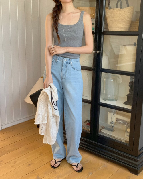 Quần jeans ống rộng giúp tạo phong cách trẻ trung.
