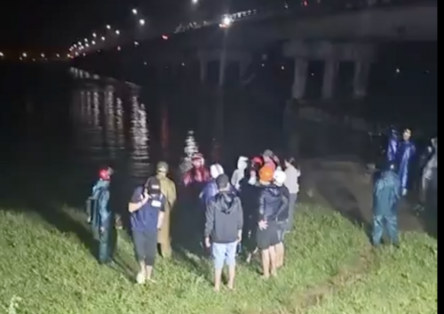 Nghi ngờ người mẹ ôm con gái nhảy sông