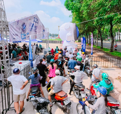 Ca sĩ Anh Tú biểu diễn