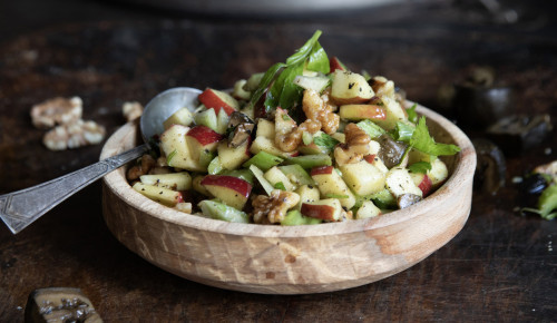 Món salad hạt óc chó giàu dinh dưỡng.