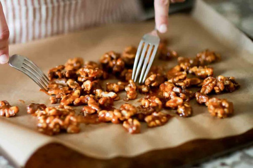 Ăn hạt óc chó thường xuyên giúp giảm mỡ máu.