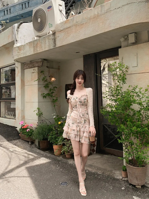Sandal quai mạnh - phối với váy ngắn.