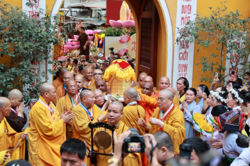 Hà Nội: Hàng nghìn người dân đứng dọc hai bên đường chùa Quán Sứ cung rước Xá lợi Đức Phật