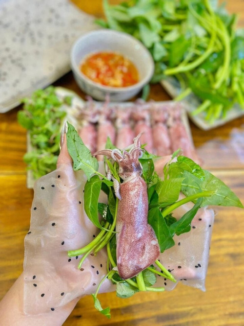 Món mực hấp rau muống bánh tráng