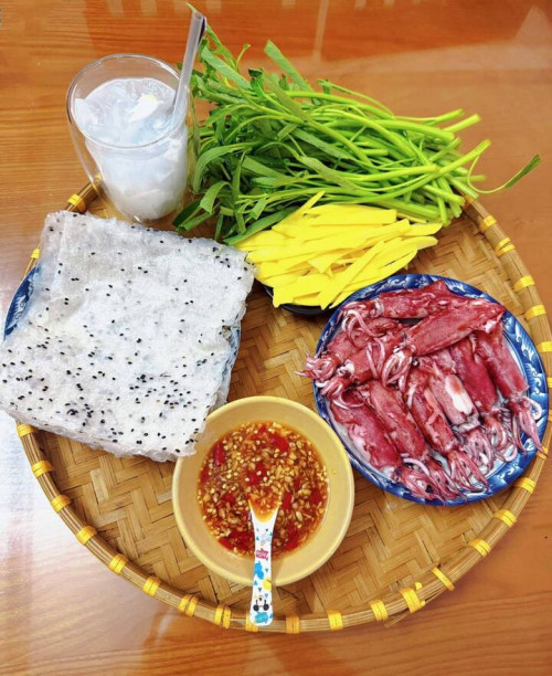 Món mực hấp rau muống bánh tráng