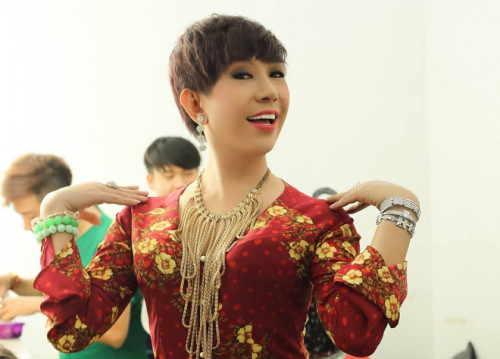 Long Nhất chuẩn bị cho buổi biểu diễn