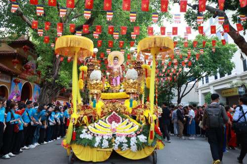 Hà Nội: Hàng nghìn người dân đứng dọc hai bên đường chùa Quán Sứ cung rước Xá lợi Đức Phật