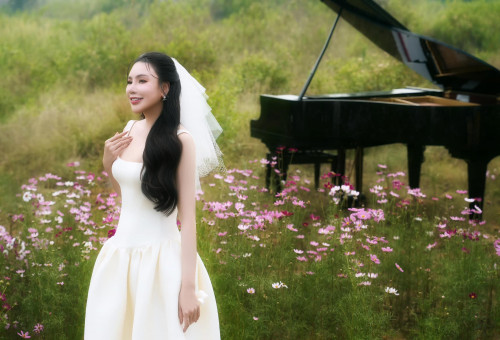 Hồ Quỳnh Hương lên xe hoa