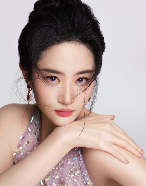 Lưu Diệc Phi và Lý Hiện công khai tình cảm