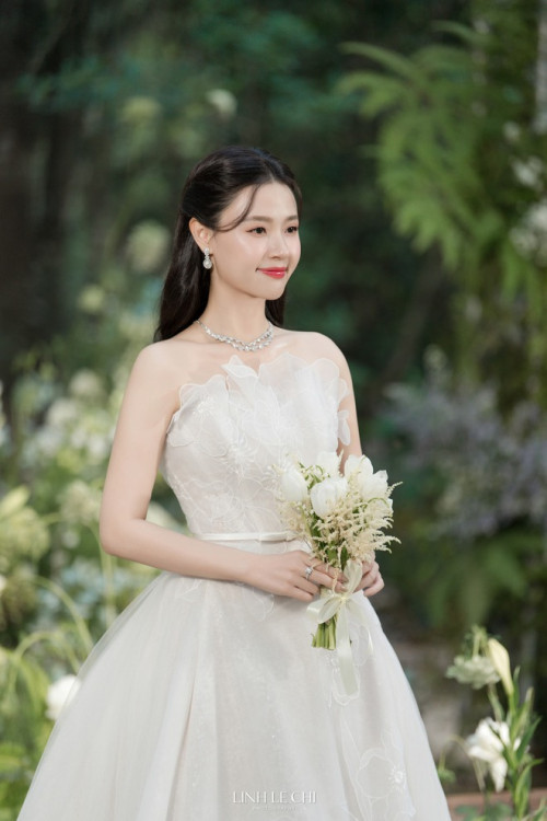 Đám cưới kín bưng của phú bà - Tổng tài Vbiz