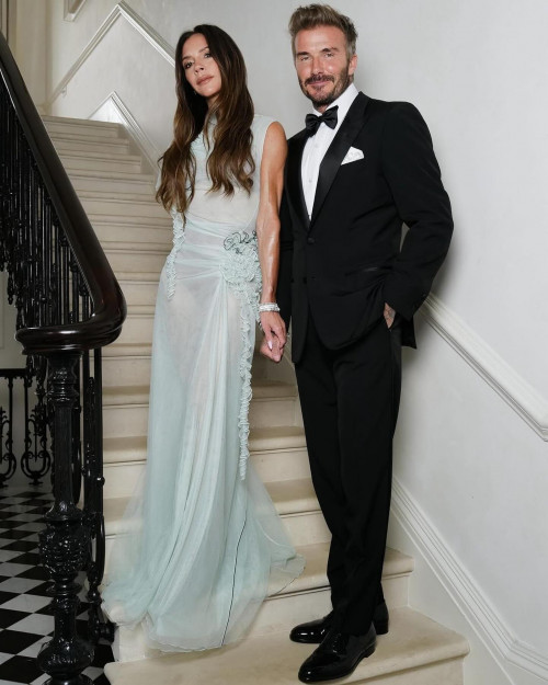 Beckham bị hàng loạt mũi nhọn ngoại tình gây rúng động làng bóng đá thế giới- Ảnh 2.