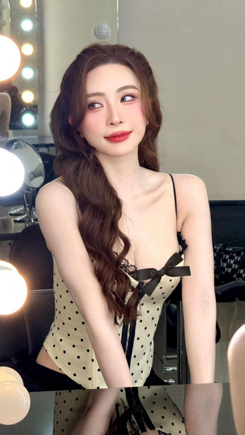 Quỳnh Nga tuổi 36: "Nhiều người phản ứng quá mức với việc phụ nữ chúng tôi đi làm đẹp"