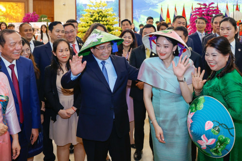 Thời trang ấn tượng của nữ Thủ tướng Thái Lan trong chuyến thăm Việt Nam