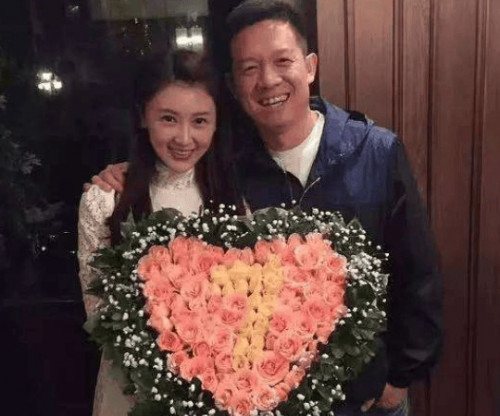 Cam Vy tuyên bố ly hôn