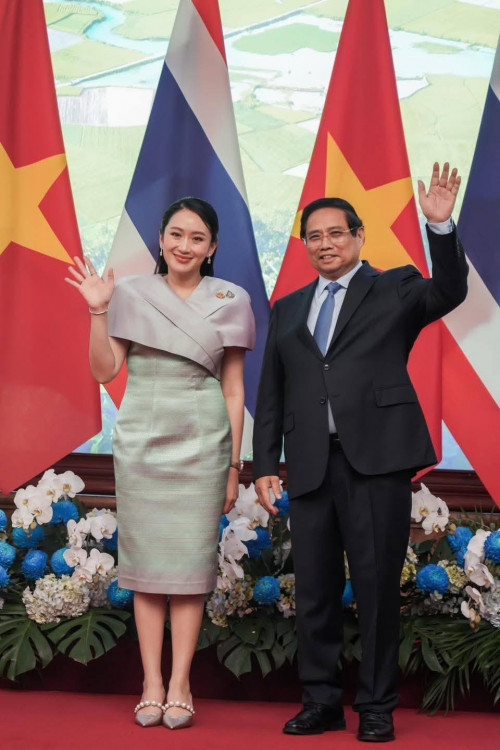 Thời trang ấn tượng của nữ Thủ tướng Thái Lan trong chuyến thăm Việt Nam