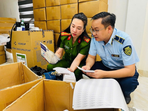 Cảnh sát kiểm tra
