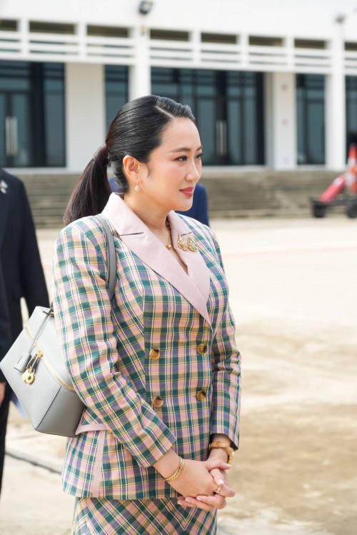 Thời trang ấn tượng của nữ Thủ tướng Thái Lan trong chuyến thăm Việt Nam